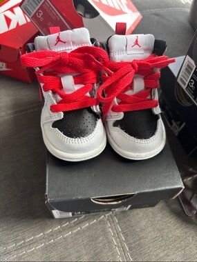 Nike Toddler Sneakers in White, Black & Red